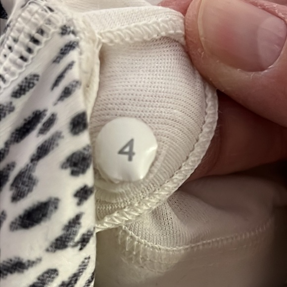 LULULEMON SMALL SIZE 4 WHITE AND BLACK WRAP IT UP TOP - Picture 8 of 8